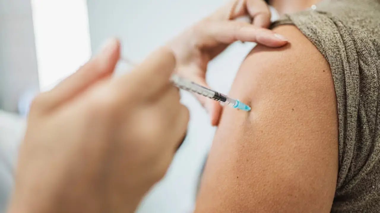 Doses perto do vencimento impulsionam campanha de vacinação contra dengue no Brasil