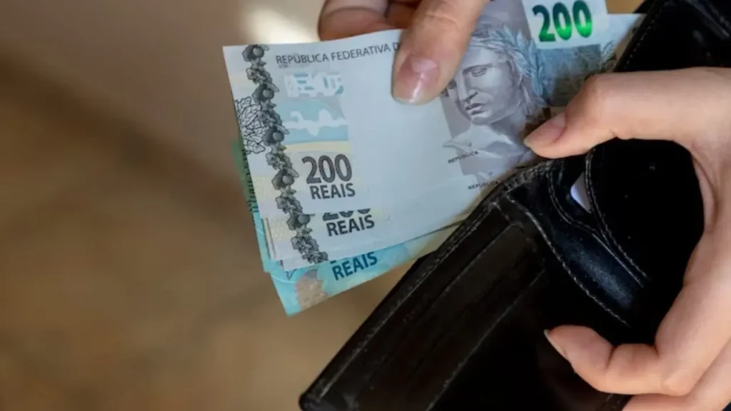 Salário mínimo de 2024: R$ 1.421, aumento de 7,7%