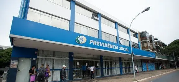 Aposentados podem sacar quase R$ 9 mil do INSS
