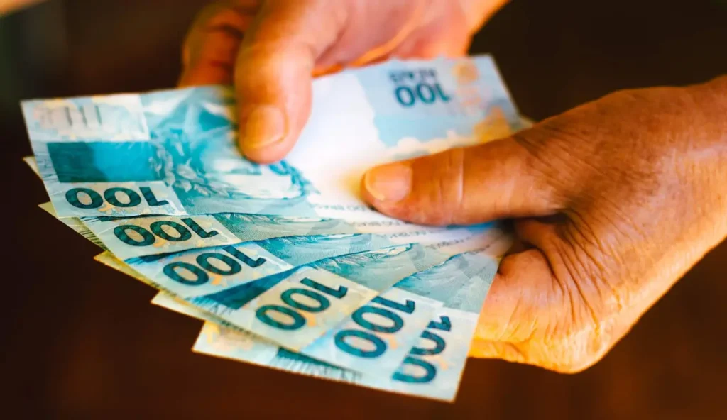SALÁRIO MÍNIMO SERÁ DE R$ 1.320,00 EM MAIO, AFIRMA GOVERNO LULA.